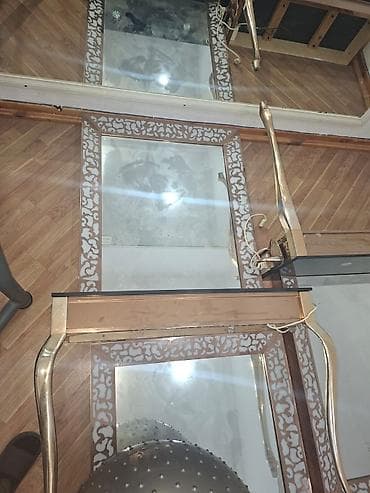 Şüşə üstlü salon masası - Dizayn: Qızılı tonlarda metal ayaqlar