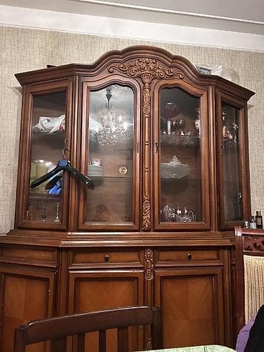 plastik dolabı: Klassik üslubda iri vitrin-bufet. - Material: massiv ağac və — 1