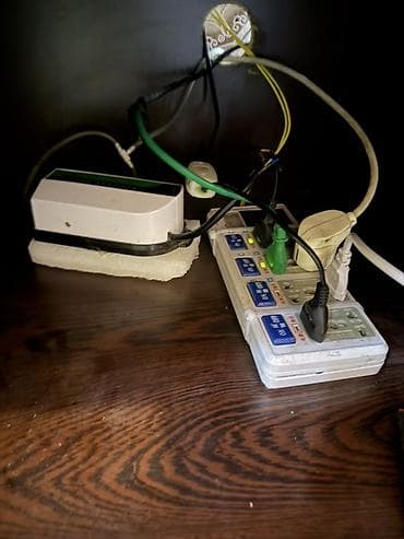 Məhəccərlər: Çoxfunksiyalı elektrik uzadıcı-sürətqıran (surge protector) və şteker — 1
