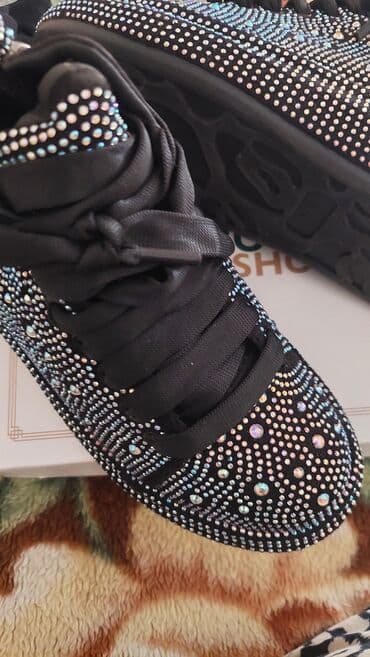 adidas qaçış üçün qadın krossovkaları: Ölçü: 40, rəng - Qara, Yeni — 2