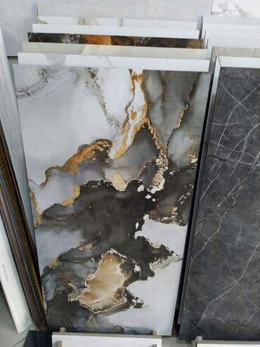 heyet ucun metlax: Mərmər naxışlı, ağ, qara və qızılı rəng çalarlı keramik plitə. Bu — 1