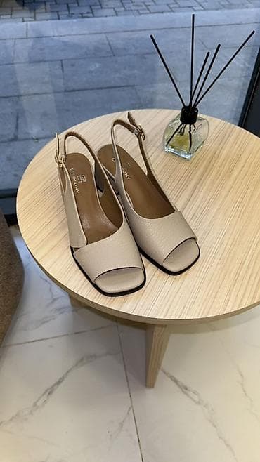 ağ sabolar: Qadın dəri sandal – CASOFONY - Model: açıq burunlu, kvadrat formalı — 2