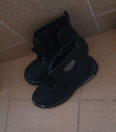 Qara rəngli uniseks botlar - Dizayn: Klassik bağcılı, qısa boğazlı