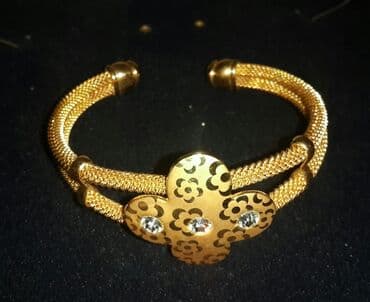 qizil qolbaqlar instagram: İkiqat naxışlı məftil dizaynına malik qızılı rəngli bilərzik. Ortada — 1