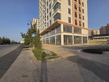 Dərnəgül metrosunun çıxışında geniş vitrinli, iki səviyyəli obyekt