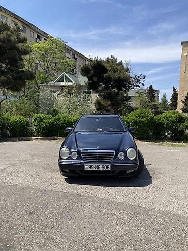 Mercedes-Benz E-Class (W210), sedan, tünd mavi rəng. Xüsusiyyətlər: -