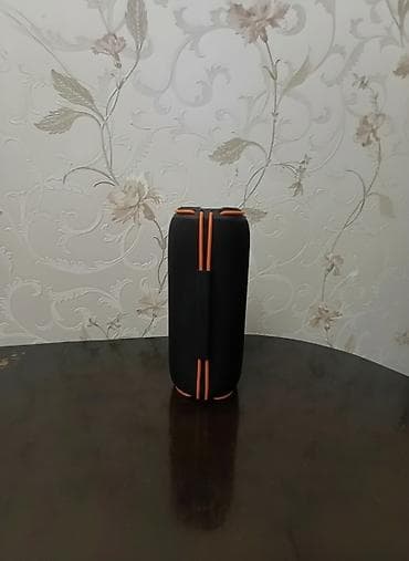 w202 kalonka: Daşınan Bluetooth akustik kolonkadır. Silindr formalı, qara rəngdə — 1