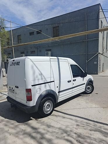 ford transit surucu isi: Ağ rəngli Ford Transit Connect furgon. Bu model, yük daşınması və ya — 7