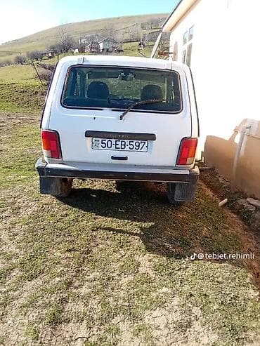 LADA Niva 4x4, ağ rəngli off-road SUV Xüsusiyyətlər: - Tam ötürücü