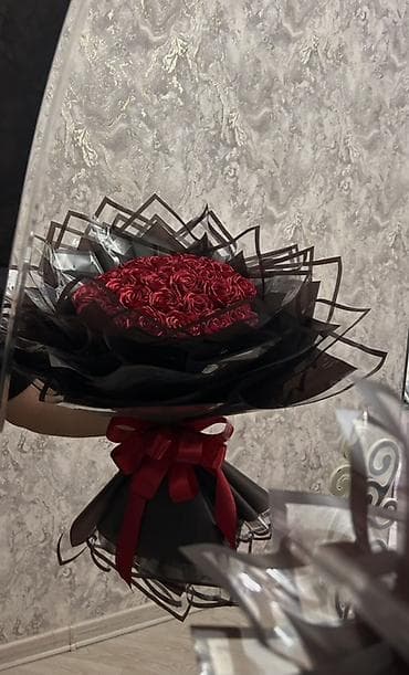 qebir ustu guller: Qara dizaynlı dəbdəbəli gül buketi - Tərkibi: sıx kompozisiyada — 1