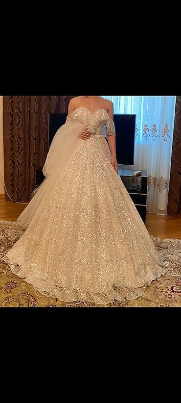 Gəlinlik 1 dəfə geyinilibtəzədir .700 Azn satılır .Endirim