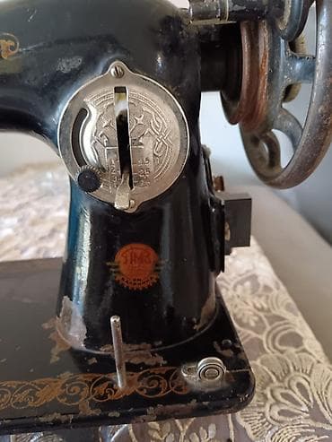 qedimi sandiqlar: Klassik mexaniki tikiş maşını - Korpus: Döküm metal, qara lak örtük — 2