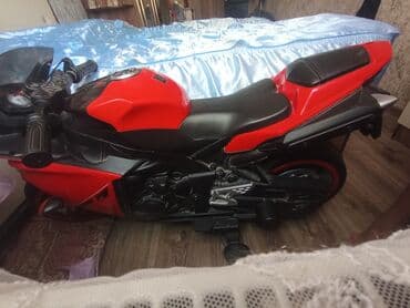 uşağ üçün maşın: Qırmızı rəngli, plastikdən hazırlanmış uşaq motosikleti. Ön faraları — 4