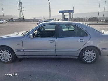 mitsubishi lancer evolution: Mercedes-Benz E‑Class W210 sedan - Kuzov: sedan, gümüşü rəng - — 2