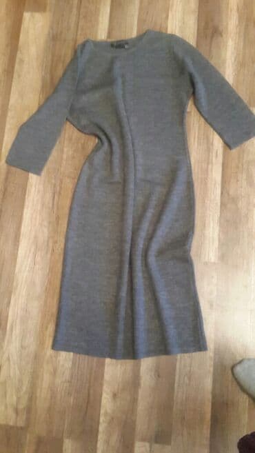 Digər qadın geyimləri: 1 defe istifade olunub. Razmer 40 Kemeri var.Uzunlugu midi — 1