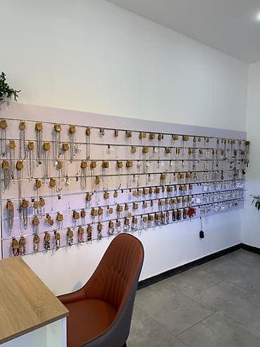 28 mayda Səməd Vurğun kucesinde parfum ucun ve ya aksesuar ucun divar