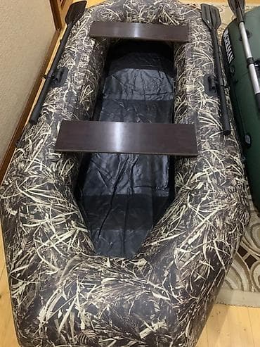 traktor su cəni: İki ədəd şişmə qayıq təklif olunur. Bir qayıq kamuflaj rəngdədir — 8