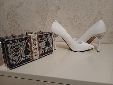 Ikisi birge 25 yenidirler . Zərif ağ stiletto tufli və daşlı