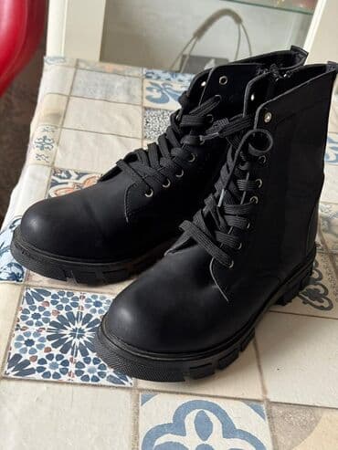 Qara rəngdə ədalı bağcıqlı qadın/bəylər üçün payız-qış botları lalafo.az -da Qara rəngdə ədalı bağcıqlı qadın/bəylər üçün payız-qış botları