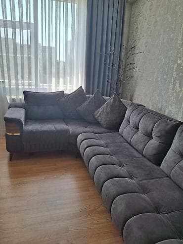 Мебель: Künc divan – yumşaq toxumalı tünd boz rəngdə, L formalı. Rahat oturuş — 1
