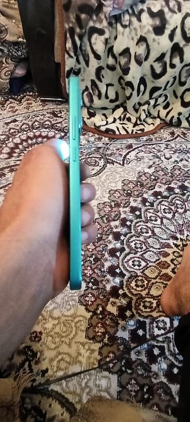 Satılır: yaşıl rəngli smartfon Xüsusiyyətlər: - Korpus: düz kənarlı — 3
