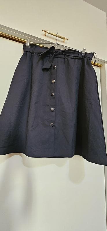 Qadın ətəyi – qara rəngdə, A-kesim, dizdən yuxarı uzunluqda. - Ön