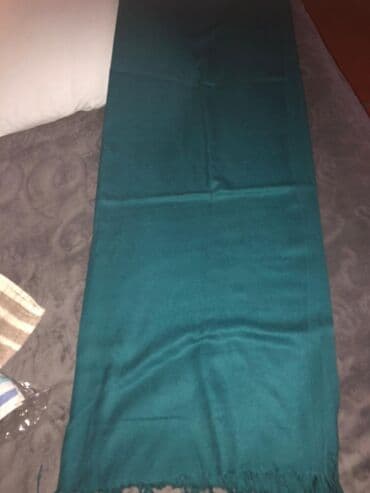 qadınlar üçün yun snudlar: Şərflər və şallar dəsti - Müxtəlif rəng və fakturalarda qadın — 9