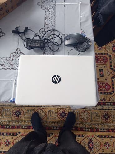 HP: HP noutbuk – 15.6" ekranlı, açıq rəng korpus və klaviatura — 2