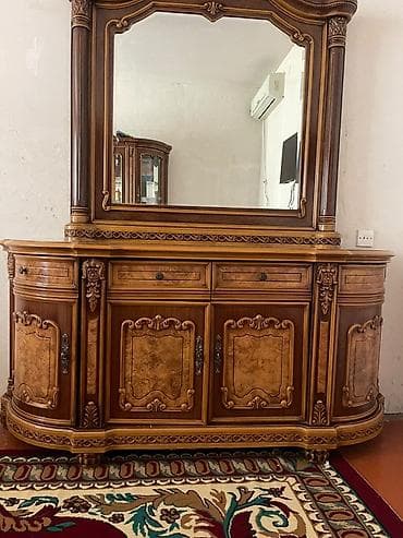 Klassik qonaq otağı mebel dəsti – güzgülü komod və vitrin şkafı -