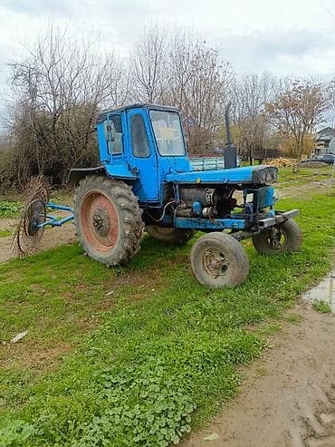 trator 80: Mavi rəngli təkərli kənd təsərrüfatı traktoru - Kabinəli, ön şüşələri — 1
