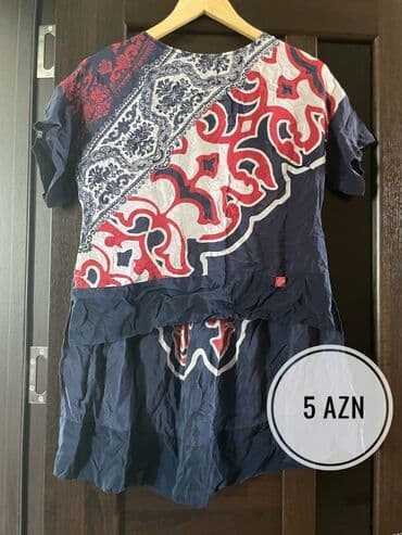 женские красные кеды: Qara fonda qırmızı çiçək naxışlı, uzunqol qadın bluzası. Yaxa — 2