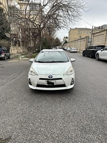 Toyota Prius C arenda 27 manat…Depozit 150manat Günlük 27 manat