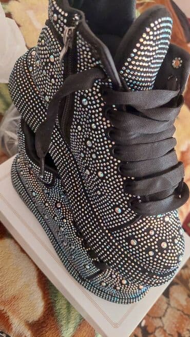 adidas qaçış üçün qadın krossovkaları: Ölçü: 40, rəng - Qara, Yeni — 4