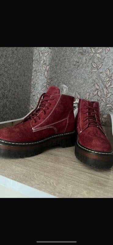 Qadın ayaqqabıları – 3 model 1) Bordo rəngli süet botlar - Kvars