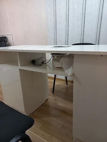 stulu: Düz masa, Siyirməli, Polkalı, Parlaq laminat — 5