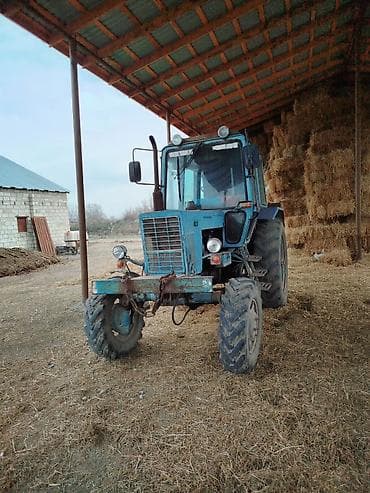 Kənd təsərrüfatı üçün universal təkərli traktor - Kabinli, iki qapılı