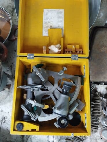 alətlər qutusu: Ölçmə və naviqasiya üçün istifadə olunan, metal və şüşə elementlərdən — 1