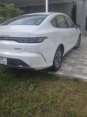 BYD Qin Plus DM-i sedan, ağ rəng. - Geniş, aerodinamik kuzov, ön — 5