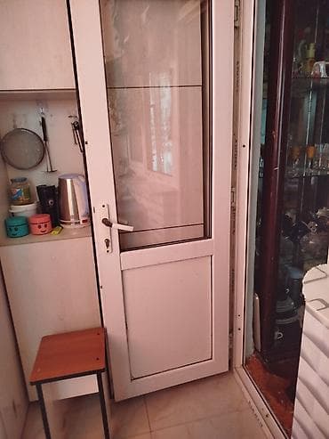 balka: PVC şüşəli qapı - Material: ağ rəngdə PVC profil (üzərində “ADOPEN” — 5