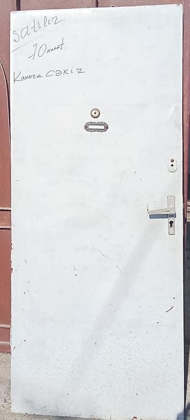 25 lik boru: Ağ rəngli dəmir giriş qapısı və onun metal qutusu (çərçivəsi) — 1