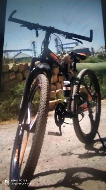 velosibed: MTB tipli dağ velosipedi - Brend/seri yazısı: BMB (kadr üzərində qeyd — 1