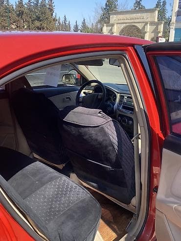 uaz satilir: Kia Rio hatchback (qırmızı rəng), 5 qapı, AZ dövlət nömrə nişanı — 5