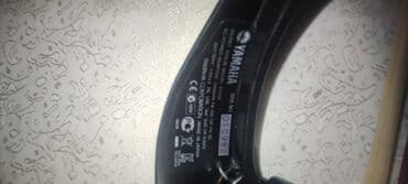 Yamaha SV130 elektrik skripka modeli, qırmızı-qəhvəyi rəngli gövdəyə