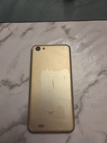 Tecno: Vsun markalı smartfon Texniki və vizual təsvir: - Ekran: təxminən 5 — 2