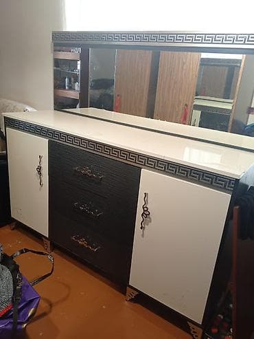 kunc divan iwlenmiw: Yataq otağı üçün mebel dəsti - 4 qapılı geyim dolabı: iki aynalı orta — 2