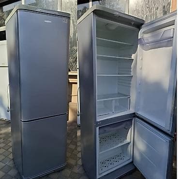 Gümüş rəngli iki kameralı soyuducu - Alt hissədə dondurucu, yuxarıda