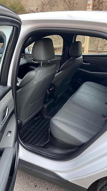 06 maşin: BYD Qin Plus DM-i sedan - Geniş və aerodinamik kuzov, ağ rəng, tam — 6