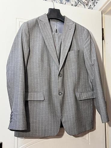 Boz rəngli, incə şaquli zolaqlı klassik kişi kostyumu - Model: İki