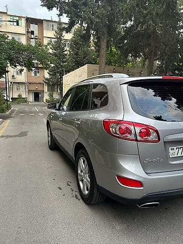 e 124: Hyundai Santa Fe: 2 l | 2010 il Ofrouder/SUV — 4