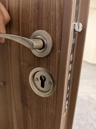 dəmir qapl: Daxili giriş qapısı – taxta teksturalı dekor və modern xətt-kvadrat — 3